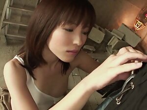 彼は舌の店で売春婦に同行し、家事をしまし ...