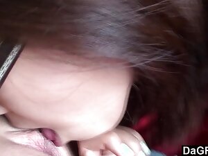 彼女の恋人は彼女の新しいランジェリーを披 ...