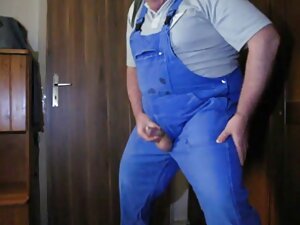 彼女は夫にオフィスで働くように見え、テー ...