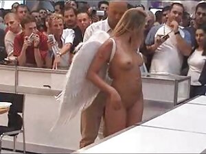 スリム雛が積によって二人の男性に底 女性 ...