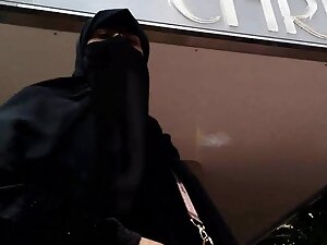 彼女は絞られたときに非常に腐って謙虚です ...