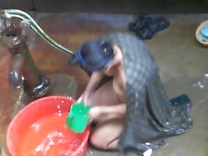 斧でドアを壊し、選挙運動で入れ墨を持って ...