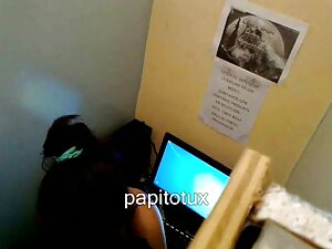 駐車場の女の子は叔母を示しています 女  ...