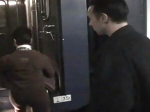 夫がそこに残っている間、友人は彼の妻と一 ...