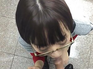 小柄なふしだらな女は友人に犯された後に多 ...