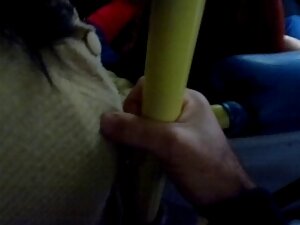 大きなお尻ブルネットは彼女のお尻をつかん ...