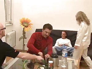 美しい体を持つ主婦は、彼女のアパートで熟 ...