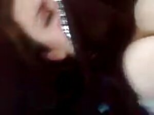 彼の父は彼の息子のもったいぶったのソファ ...