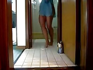 ソファの上で犯される夫婦の映画を見る 女 ...