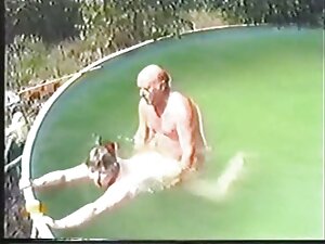 私はルームメイトを見つけ、彼の顔の上に私 ...