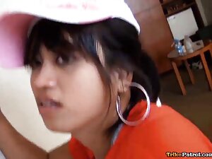 少年は公園のベンチで女の子をうまく性交す ...