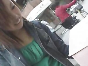 茶の代わりに彼女は剃毛した猫を提供しまし ...