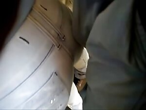 隣人は彼の膝で誘惑し、それは夜の間に彼に ...