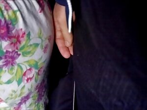 シャワーで幸運な若い入れ墨の裏切り者 女 ...