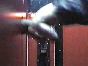 成熟した黒檀の男は彼の新しいガールフレン ...