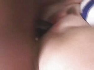 若いニンフは、性交する筋肉の男の家をドラ ...